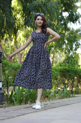 Trendy Black and White Spiral Print Dress – Comfortable and Stylish Casual Wear