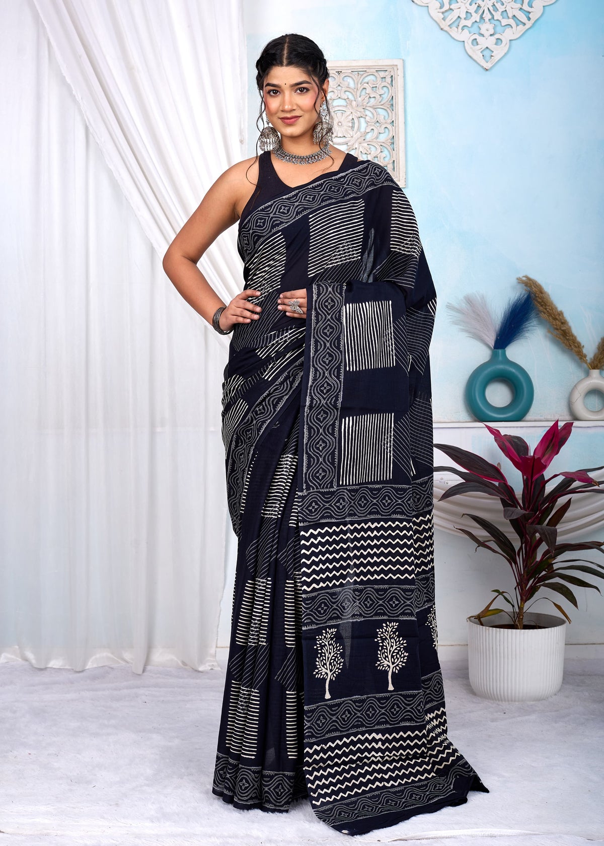 EFFORTLESS GRACE IN BLACK & WHITE – PREMIUM COTTON MULMUL SAREE